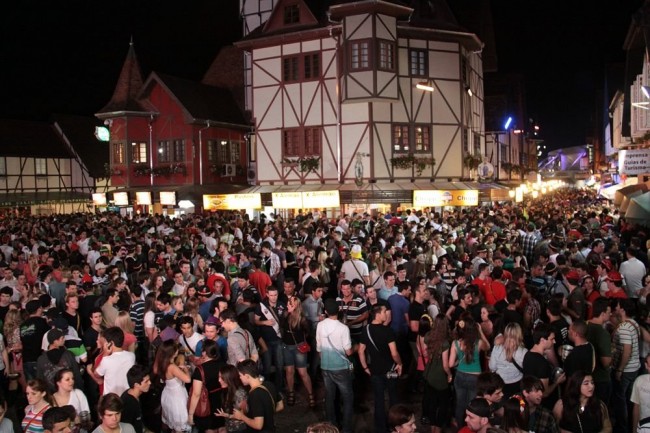 Oktoberfest: Parque Vila Germânica agora tem permanência limitada de pessoas. Mais conforto para os foliões
