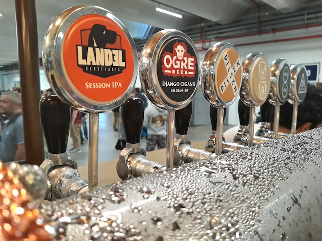 Chopeira do estande da Eisenbahn no Mondial de La Bière São Paulo com duas das seis torneiras exclusivas para Landel e Ogre Beer