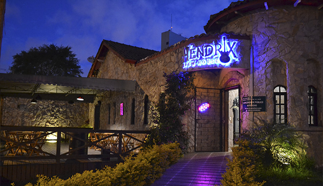 Hendrix-pub-Curitiba-foto-da-fachada-casa-de-pedra-com-estilo-de-castelo.jpg